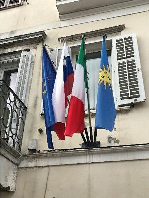 5. Vlajky Evropské unie Slovinska, Itálie a města Koper na budově italské komunity v Koperu
